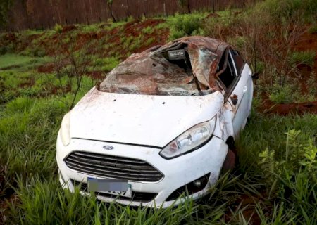 Carro capota na BR- 262,  e motorista fica ferido