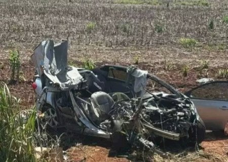 Condutor de carro fica preso às ferragens após bater em caminhão