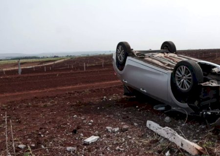Mulher perde a direção, bate carro em cerca e veículo com criança capota às margens da BR-262