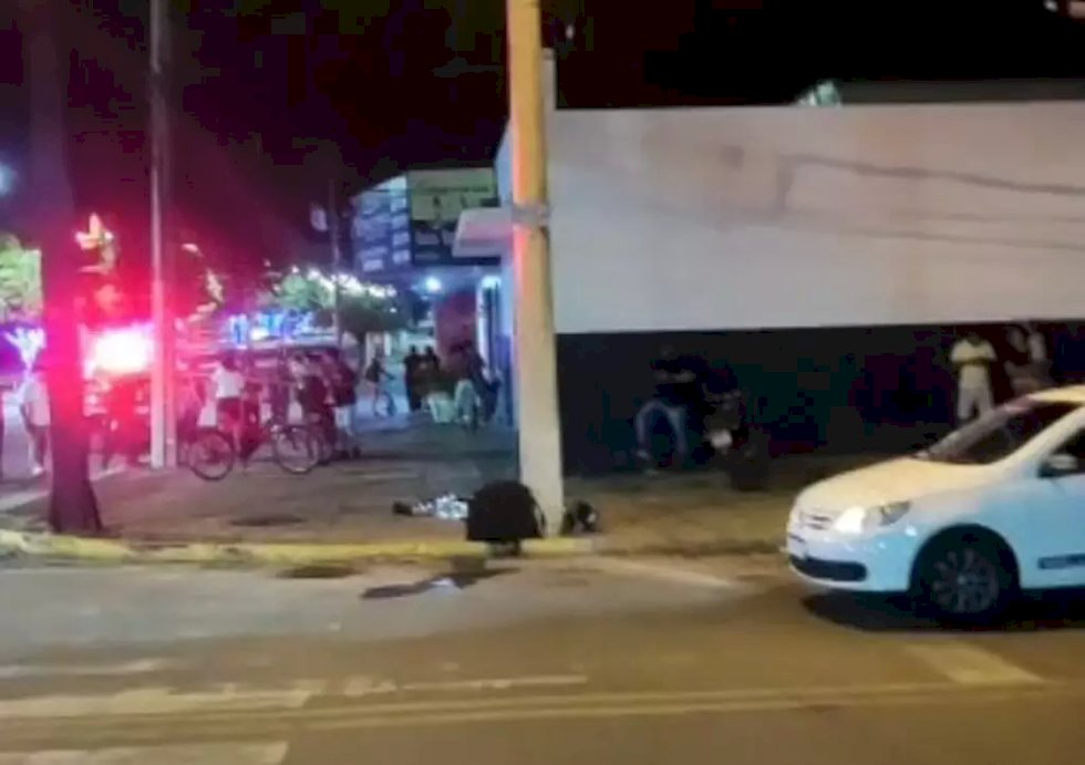 Motoentregador morre ao atropelar ciclista e atingir poste