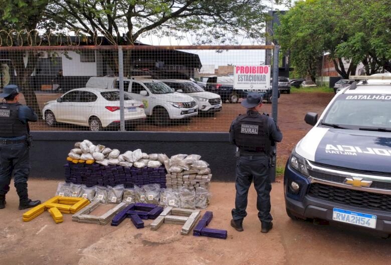 Após perseguição, polícia intercepta caminhão carregado com mais de 400 quilos de drogas