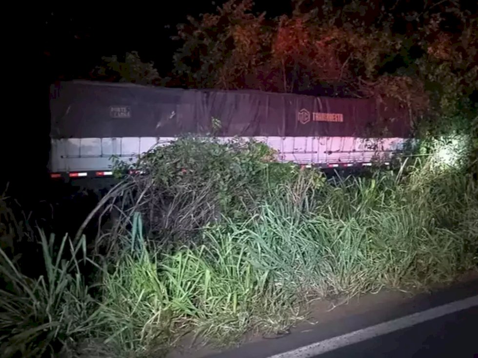 Carreta carregada de calcário sai da pista e deixa motorista com vários ferimentos na MS-276