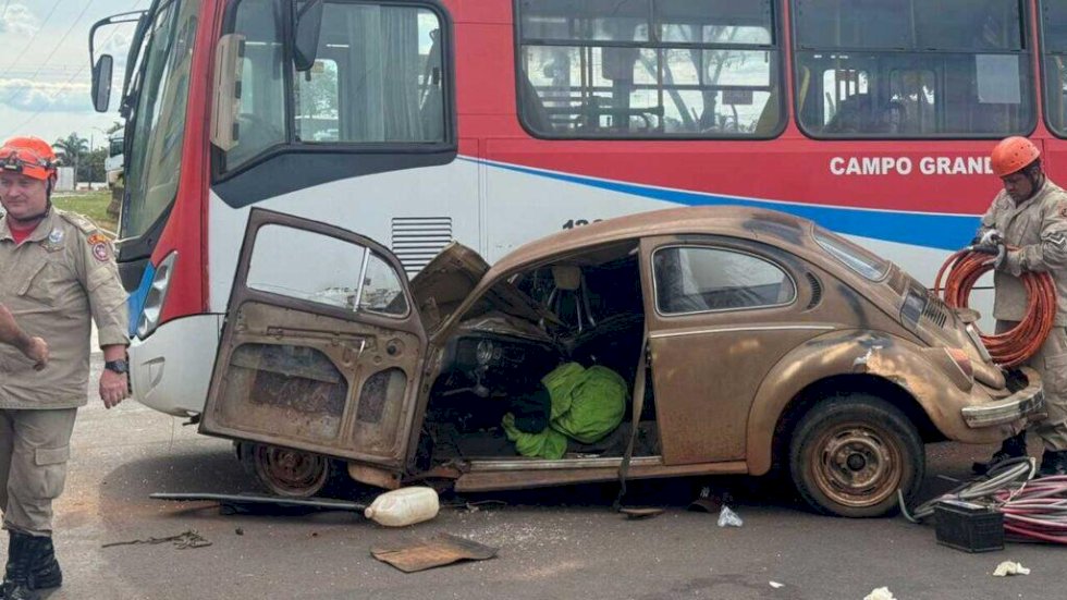 Fusca ‘passa direto’ na Guaicurus e fica destruído ao atingir ônibus em cruzamento
