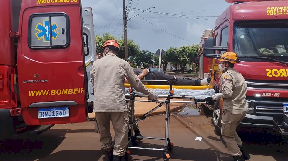 Jovem fica em estado grave após bater moto em caminhonete