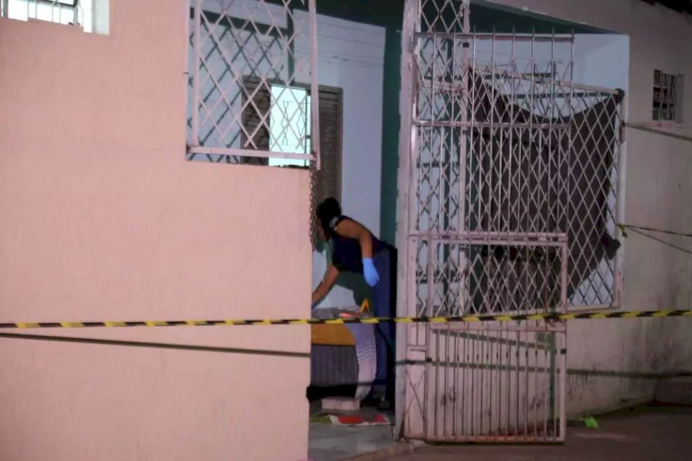 Jovem é assassinado a facadas em vila de quitinetes
