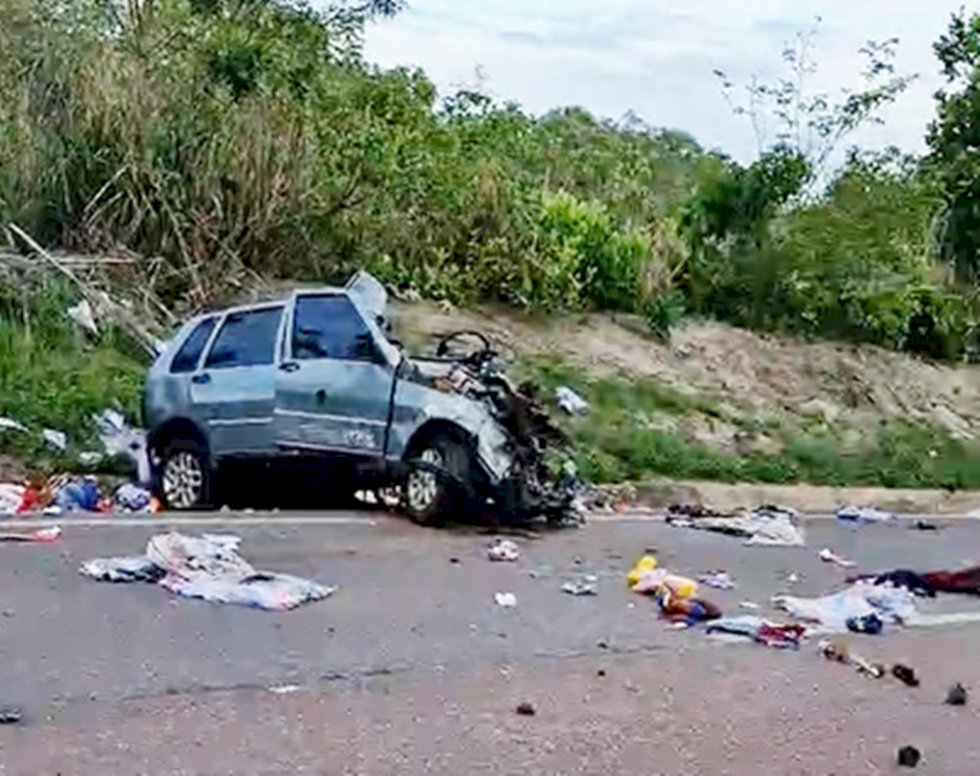 Motorista morre em colisão entre carro e carreta na BR-163