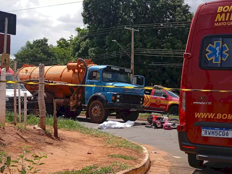 Motociclista morre ao ser atingida na traseira por caminhão em cruzamento