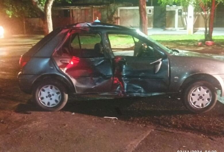 Acidente entre carro e moto deixa uma pessoa morta