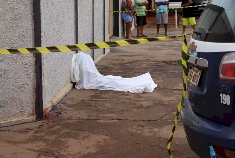 Briga que começou em salão de festa termina em morte e rastro de sangue