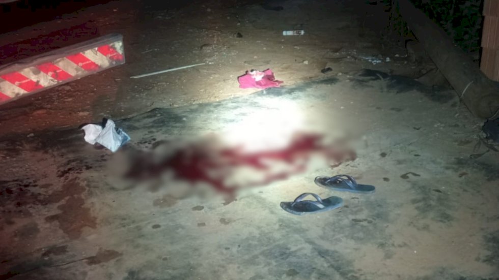 Mulher é encontrada agonizando após ser esfaqueada no pescoço por marido que acaba preso pela PM