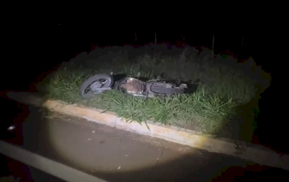 Motociclista perde controle de direção, bate em meio-fio e morre
