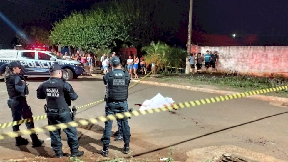 Homem é arrastado para fora de casa e assassinado a facadas