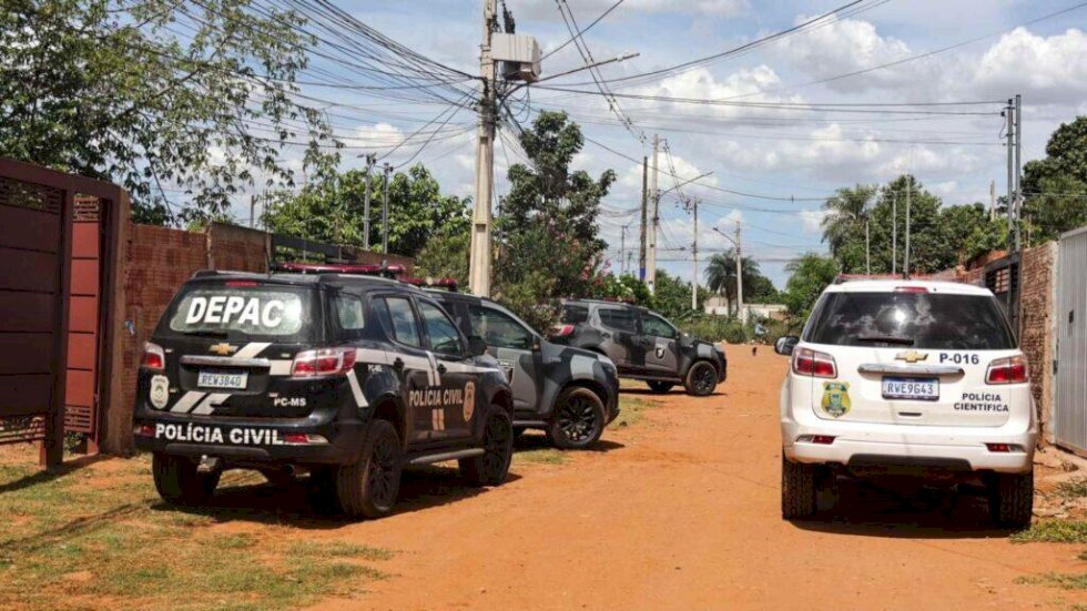Suspeito de tentar roubar carro da esposa morre em confronto com a PM