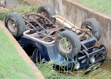 Homem morre ao cair com Jeep preparado para cross em galeria de águas pluviais