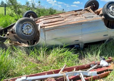 Capotamento deixa um morto e dois feridos