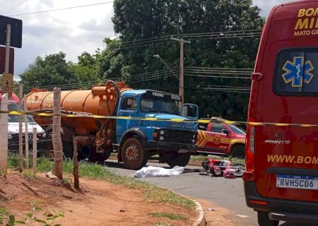 Motociclista morre ao ser atingida na traseira por caminhão em cruzamento