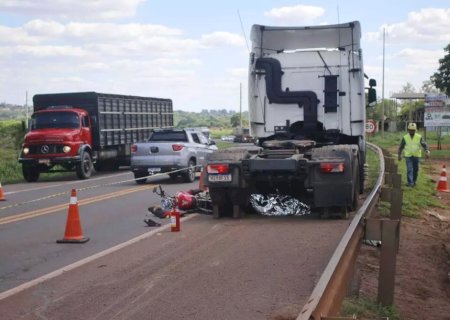 Motociclista morre ao tentar ultrapassar pelo acostamento e bater em carreta