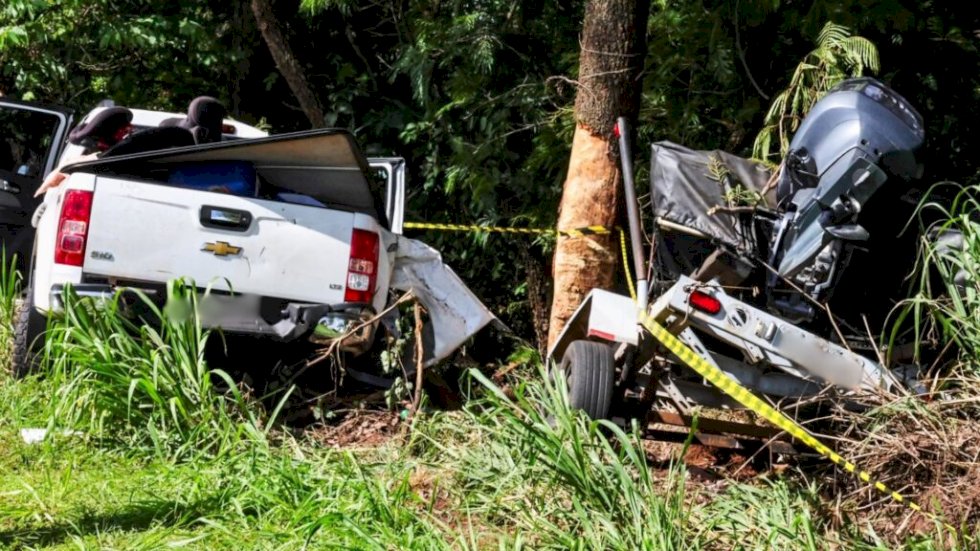 Caminhonete atinge árvores nas margens da BR-163 e passageira morre