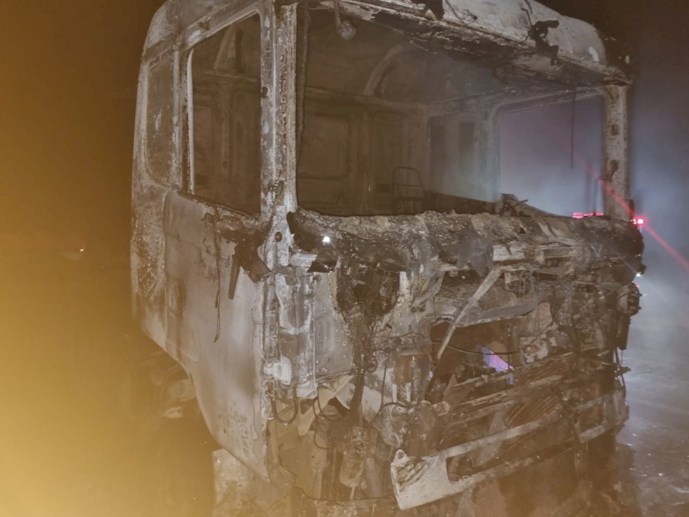 Ivinhema - Carreta pega fogo na BR - 376, após curto circuito