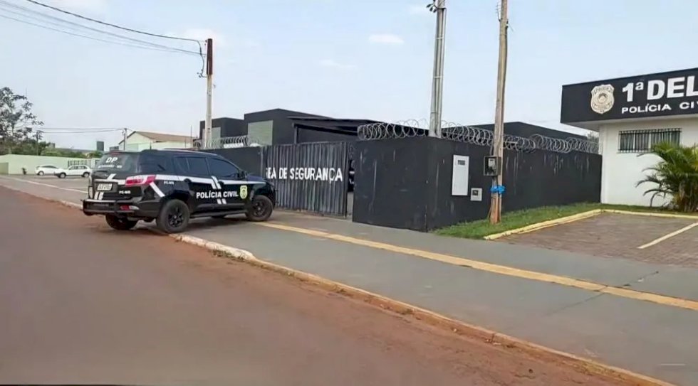 Mulher atropela namorado e arrasta rapaz pela rua