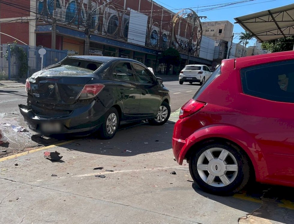 Homem morre esmagado após perder controle da direção e bater carro em dois veículos estacionados