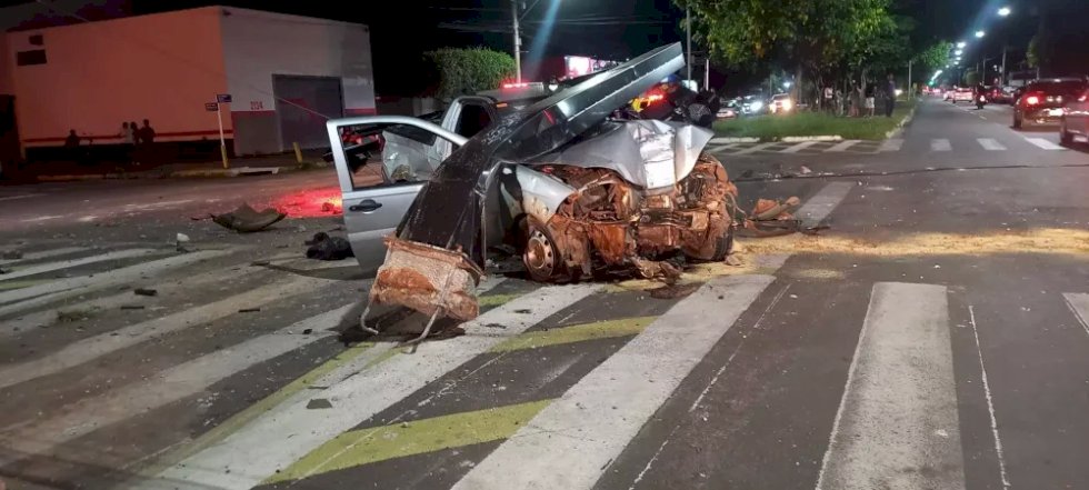 Após bater em Hilux de PM, homem atropela cantor e arranca semáforo