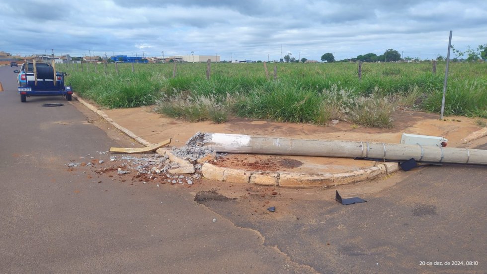 Ivinhema - Poste é arrancado e deixa uma parte dacpopulação do bairro Solar do Vale, sem internet e sem energia