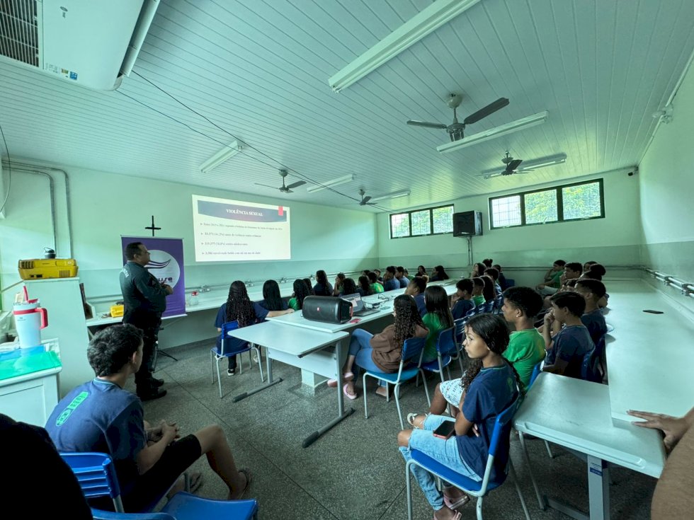 Polícia Militar realiza palestra em escola sobre violência de crianças e adolescentes