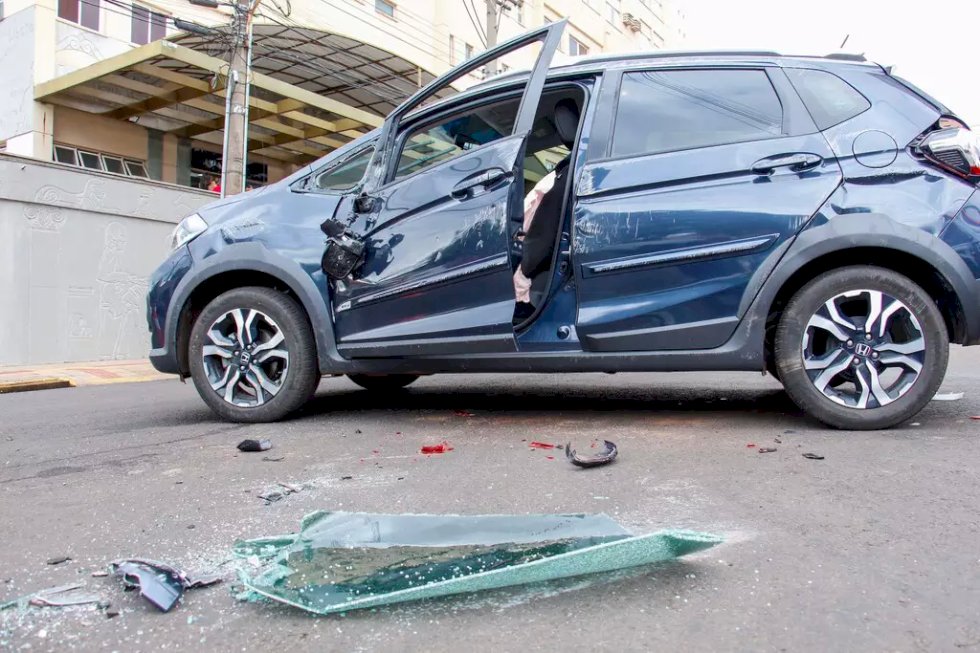 Carro capota após bater em outro veículo no Centro e idosa fica ferida