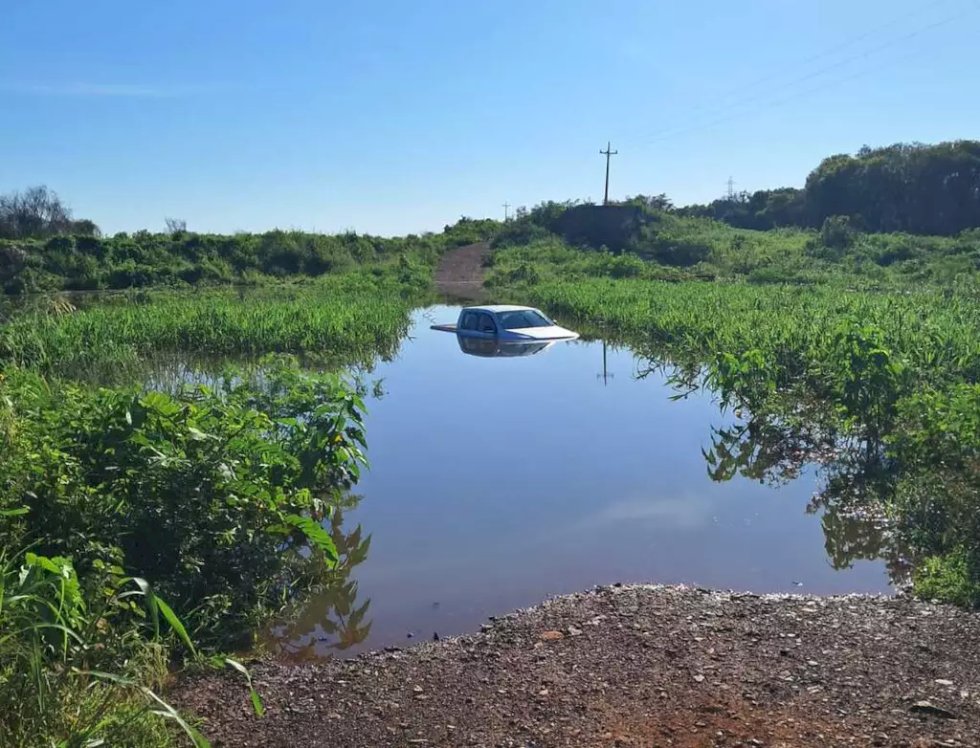 Caminhonete fica submersa após ponte improvisada ruir
