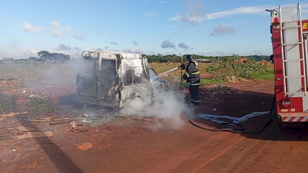 Dois veículos são incendiados em estrada