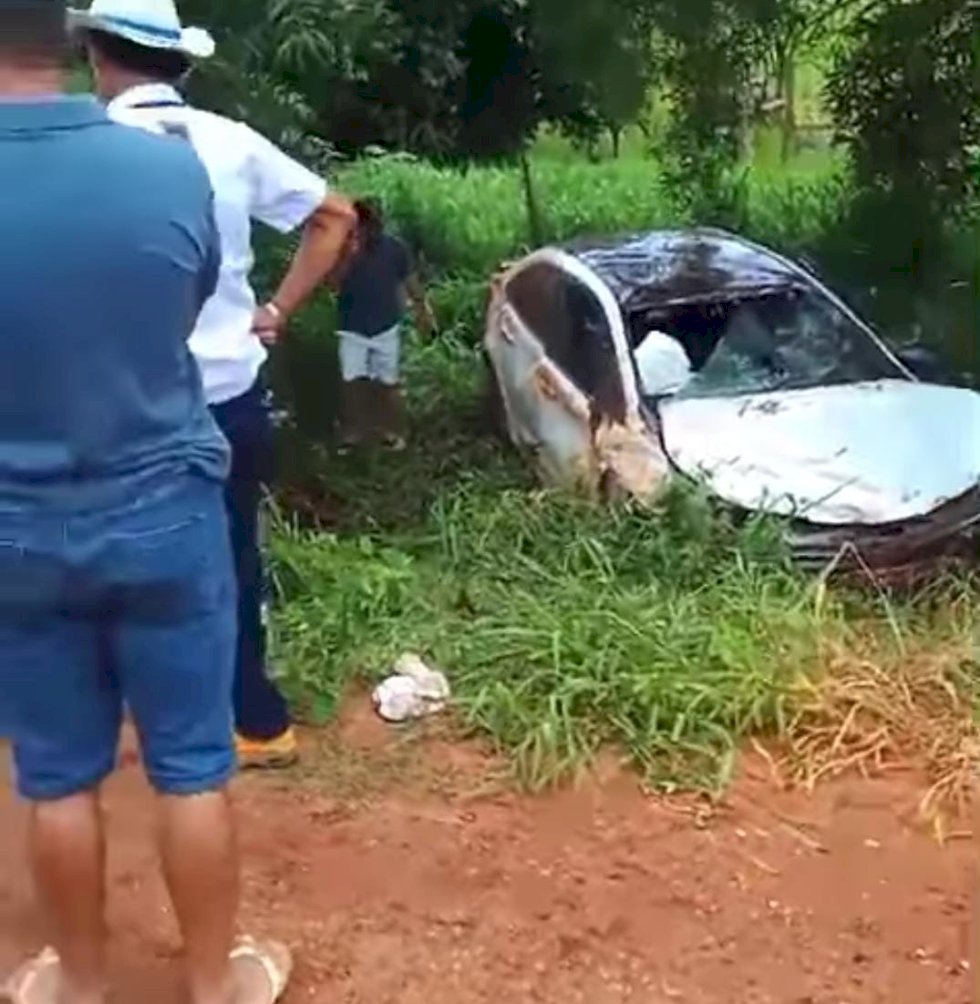 Acidente envolvendo uma caminhonete e carro entre Fátima do Sul e Vicentina, deixa uma vítima presa as ferragens