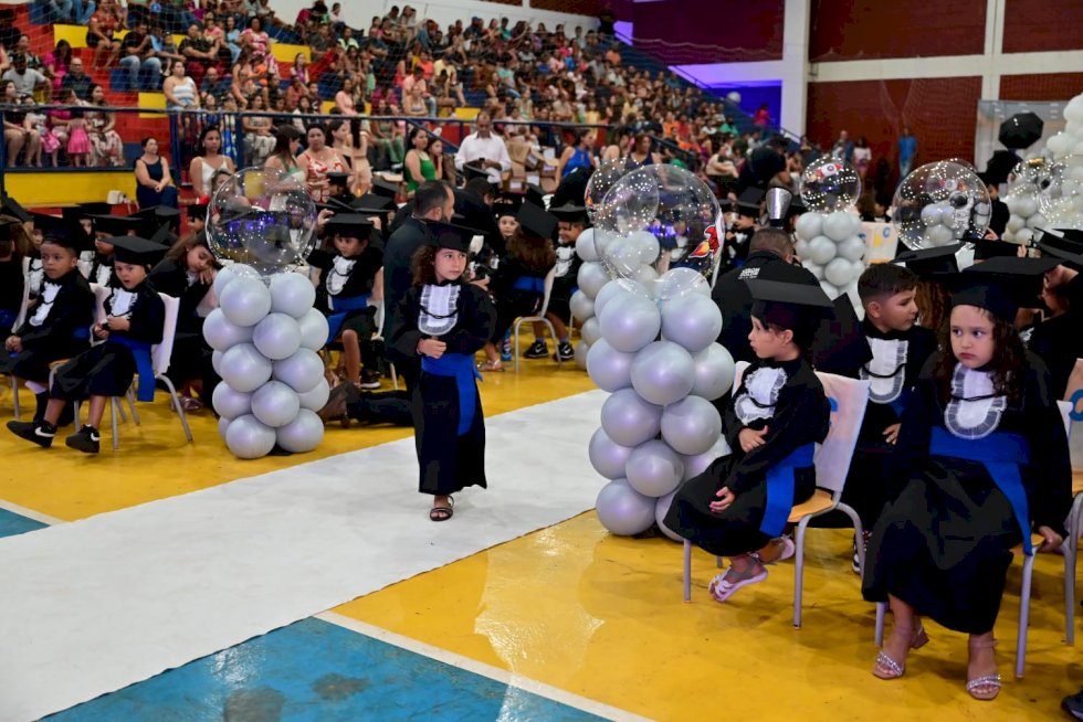 Prefeito e vice-prefeita de Ivinhema prestigiaram formatura da educação infantil