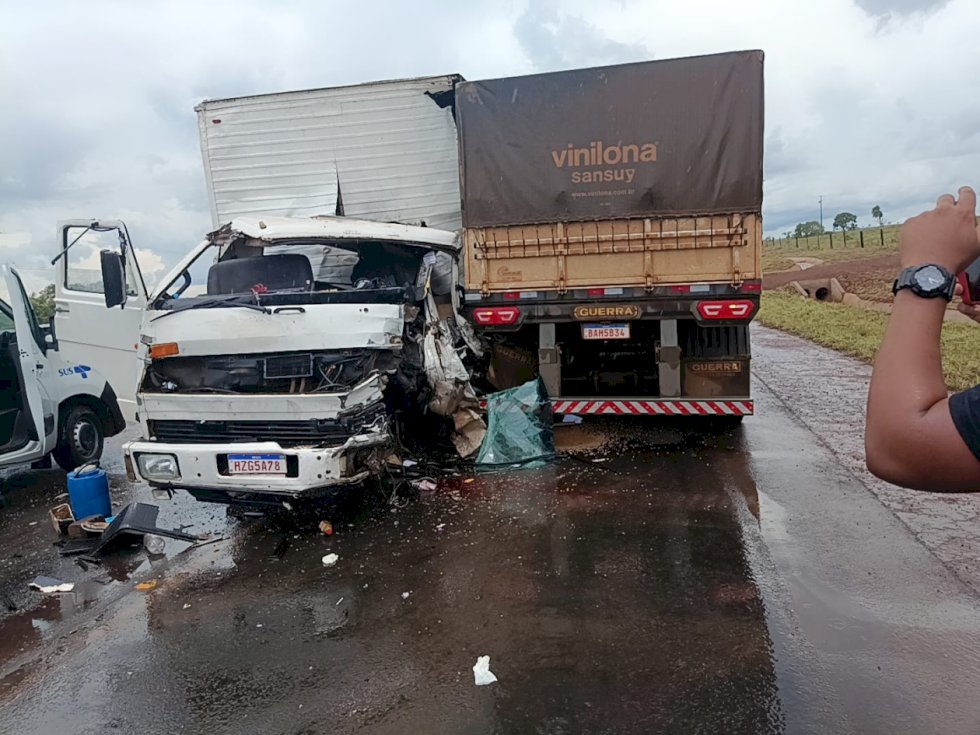 Colisão entre caminhão baú e carreta deixa uma pessoa ferida na MS-306