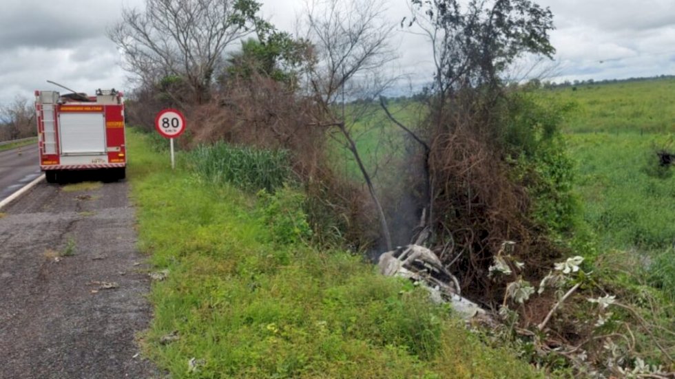 Criança de 8 anos morre em acidente após carro bater em árvore e pegar fogo na BR-262
