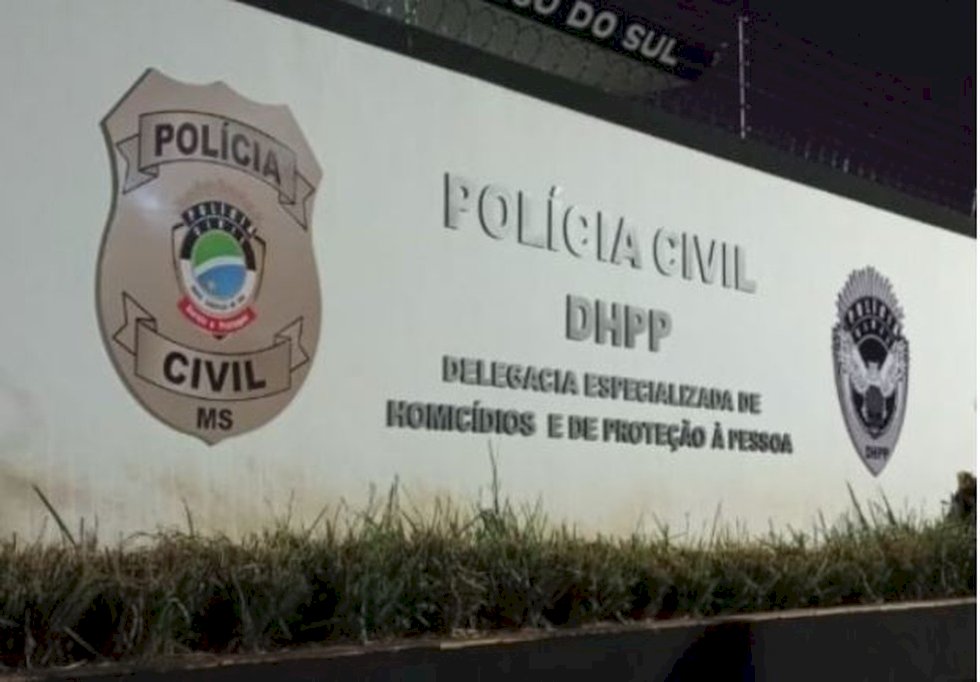 Mulher de 26 anos morre após ser esfaqueada na cabeça por companheiro, diz polícia