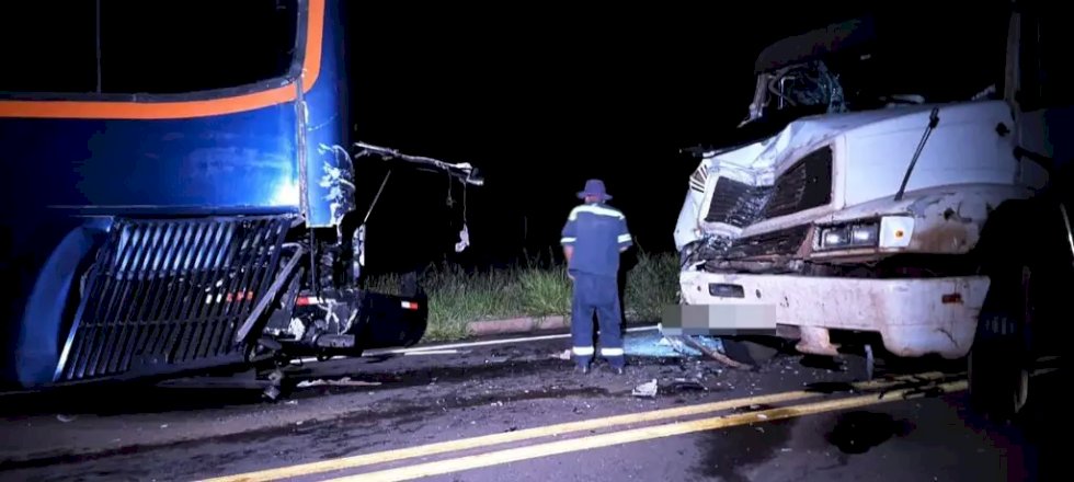 Ônibus sofre pane elétrica e é atingido por caminhão na MS-040