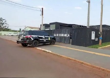 Mulher atropela namorado e arrasta rapaz pela rua