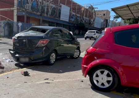 Homem morre esmagado após perder controle da direção e bater carro em dois veículos estacionados