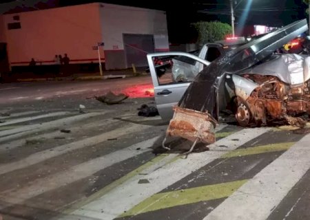 Após bater em Hilux de PM, homem atropela cantor e arranca semáforo