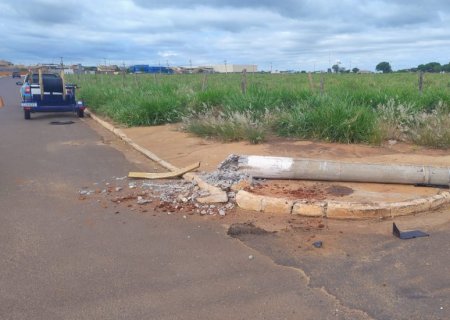 Ivinhema - Poste é arrancado e deixa uma parte dacpopulação do bairro Solar do Vale, sem internet e sem energia