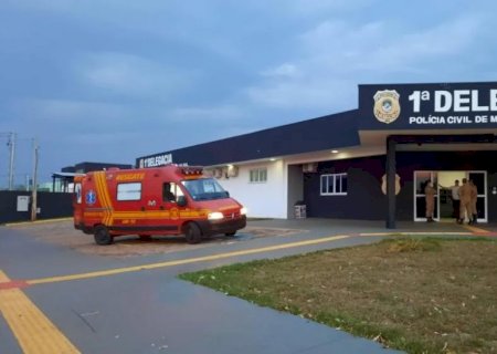 Mulher é hospitalizada com suspeita de clavícula quebrada e marido diz que a agrediu porque ela quebrou retrovisor