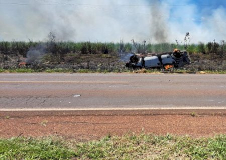 Ivinhema- Acidente envolvendo caminhão- caçamba e um carro na BR- 376, deixa três vitimas,  uma com ferimentos graves