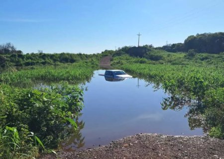 Caminhonete fica submersa após ponte improvisada ruir
