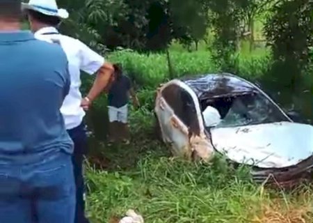 Acidente envolvendo uma caminhonete e carro entre Fátima do Sul e Vicentina, deixa uma vítima presa as ferragens