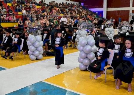 Prefeito e vice-prefeita de Ivinhema prestigiaram formatura da educação infantil