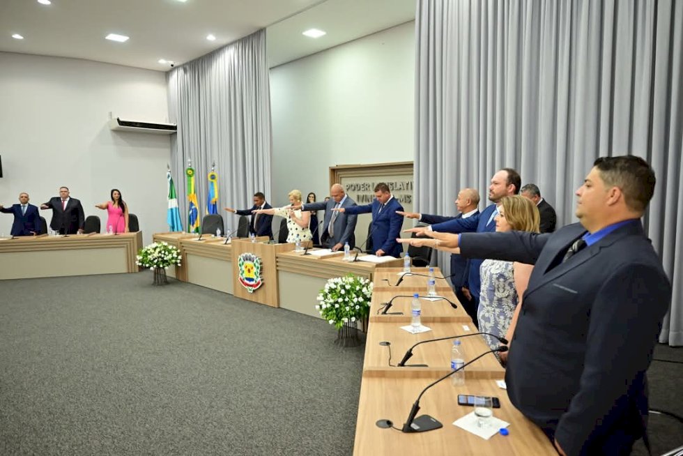 Ivinhema - Vereadores(as), prefeito, vice-prefeita são empossados e mesa diretora eleita
