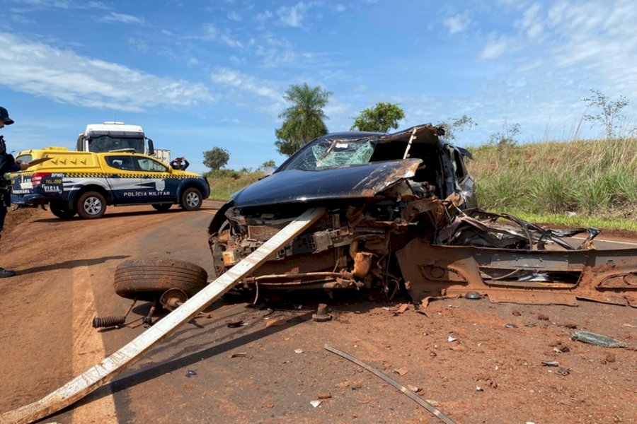 Condutor de Vectra é socorrido em estado grave após bater em caminhão na MS-162
