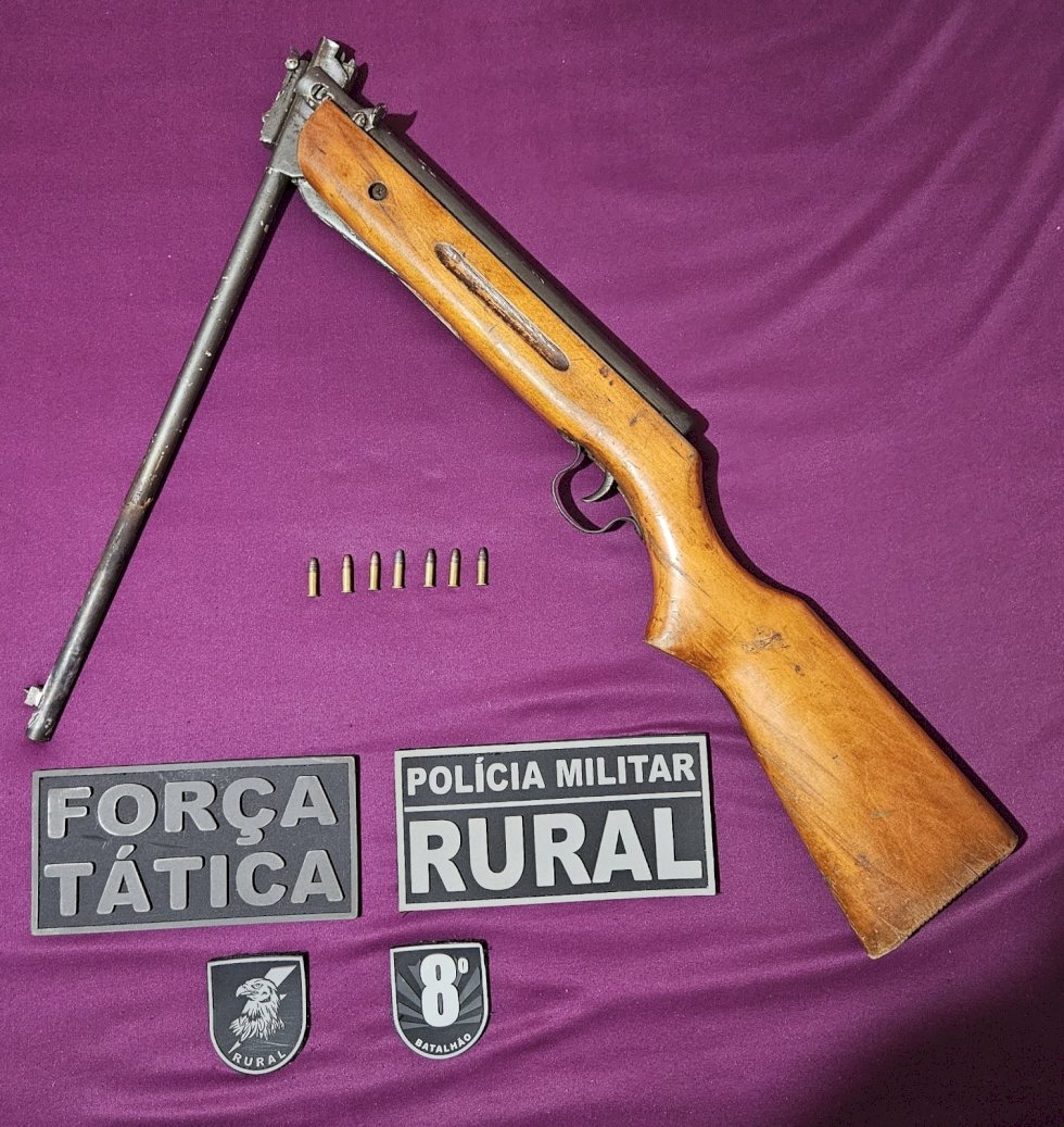 Polícia Militar desencadeia operação em propriedade rural, resultando na prisão de um foragido da justiça e apreensão de Armas