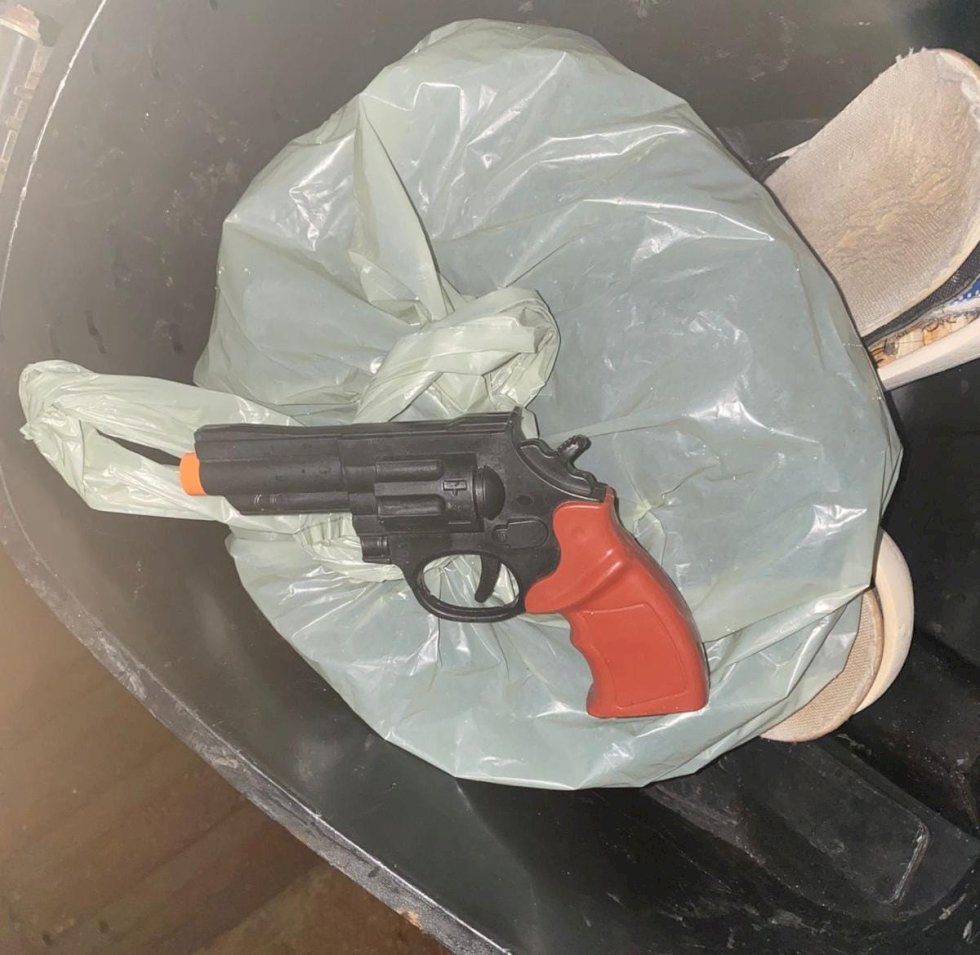 Polícia Militar localiza motoneta abandonada com simulacro de arma de fogo no baú do motociclo em Nova Andradina